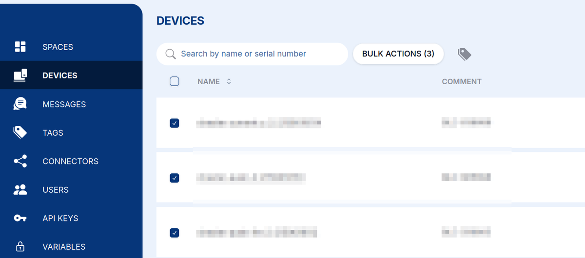 Stránka Devices se třemi vybranými zařízeními a aktivním tlačítkem BULK ACTIONS