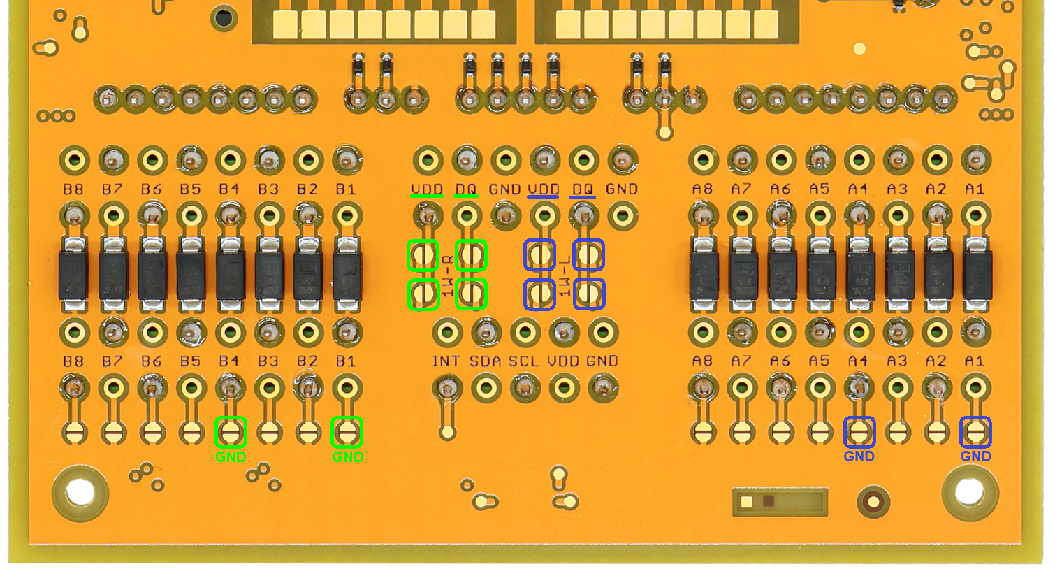 Spodní strana PCB s vyznačenými pájenými propojkami 1-Wire VDD a DQ a propojkami GND